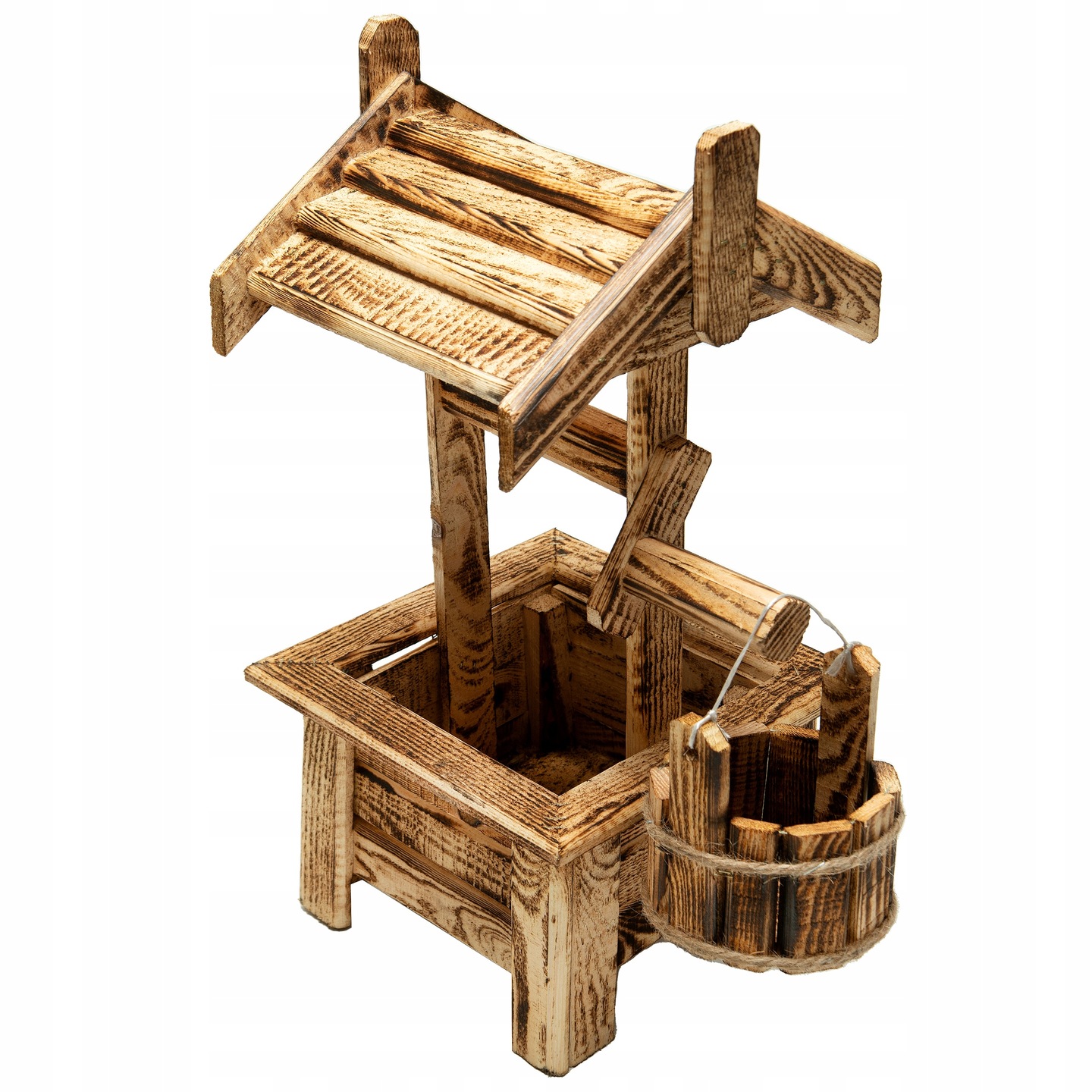 drevena-opalena-studna-na-kvety-sikmy-pohlad-s-vedrom-54cm